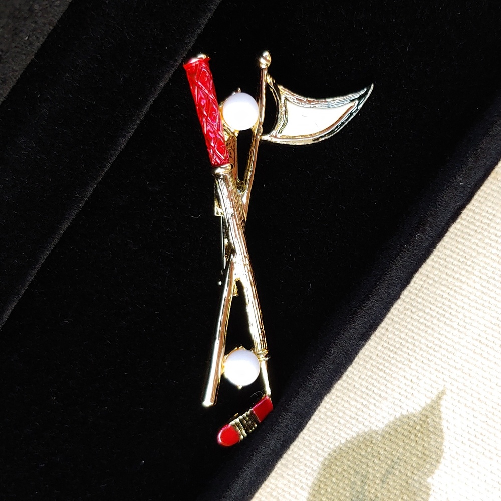 Vintage Gerry's Golf Flagstick and Club Brooch in a Gold Tone